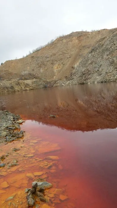 Gölet kızıla boyandı