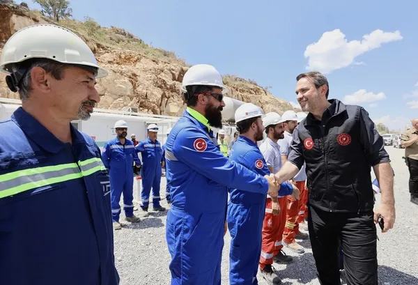 bakan-bayraktar-2024-yili-petrolde-rekorlar-yili-olacak-1687614120478.jpg