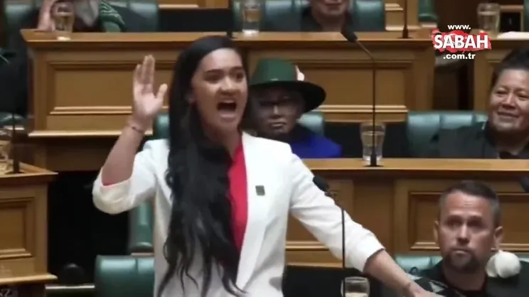 Hana-Rawhiti Maipi-Clark, ilk meclis konuşmasında Haka dansı yaptı | Video