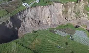 Endonezya’da toprak yarıldı: 100 metre derinliğinde dev çukur oluştu