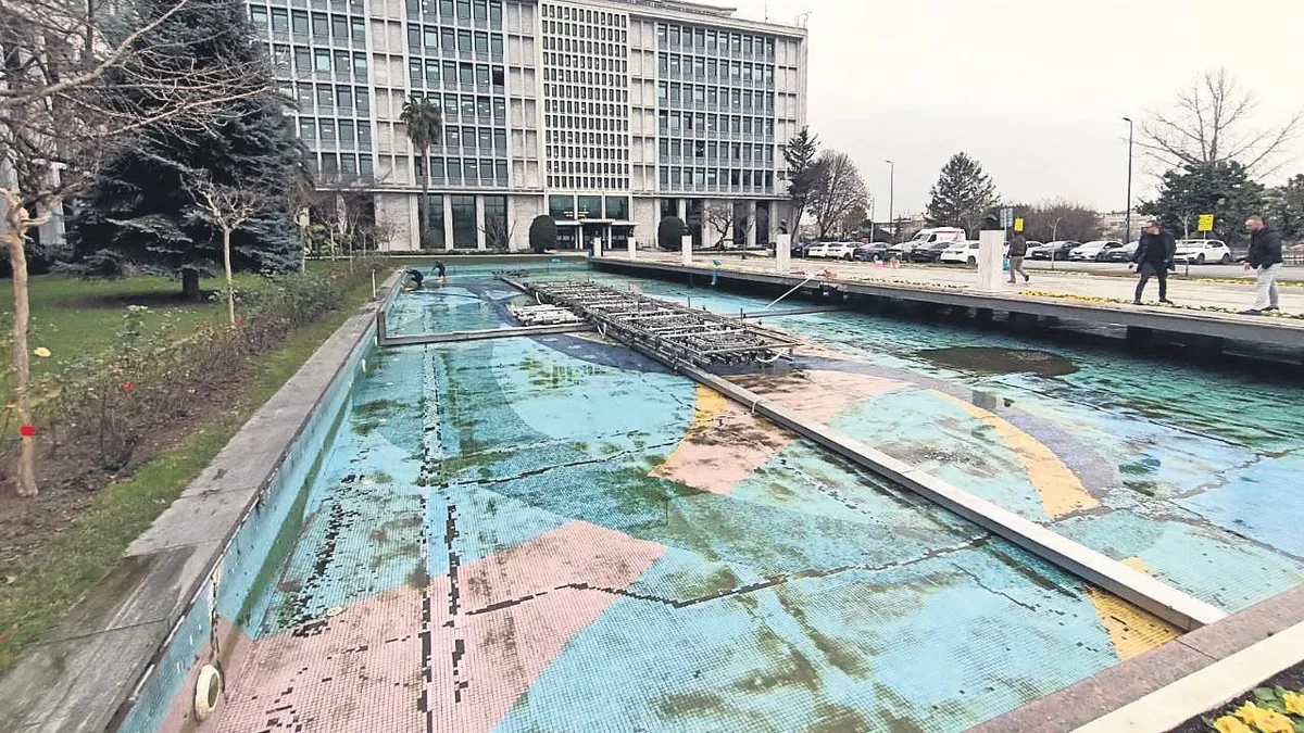 İBB, destanın simgesi havuzu çamura boğdu İBB, destanın simgesi havuzu çamura boğdu