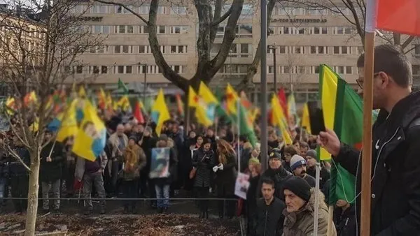Terör destekçilerinin yuvası İsveç’te şaşırtmayan olay! Kapı kapı dolaşıp PKK adına haraç kesiyorlar