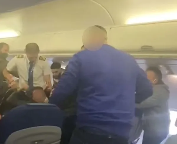 Uçakta kaos! Kaptan pilot kokpitten çıkmak zorunda kaldı; yumrukların konuştuğu anlar kamerada