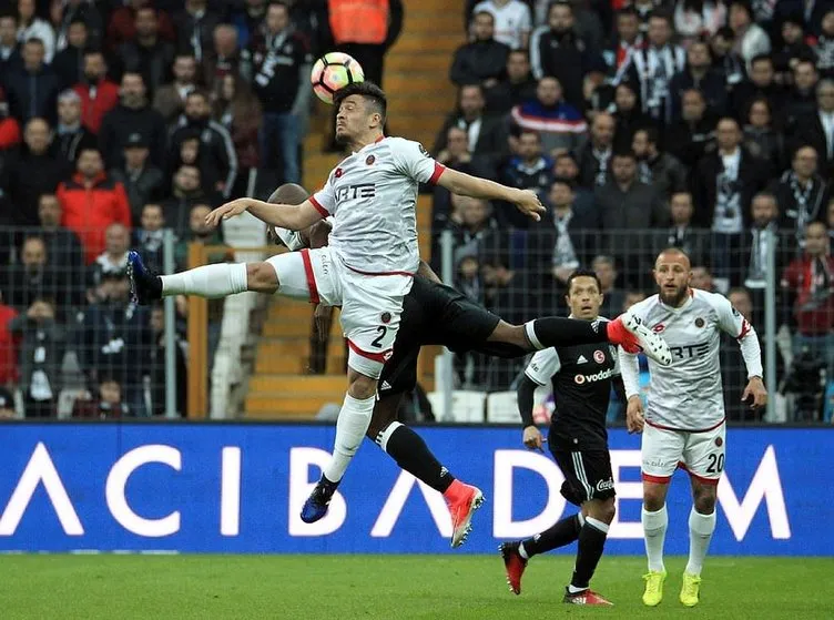 Rıdvan Dilmen: Van Persie ’keşke Beşiktaş’ta oynasam’ der