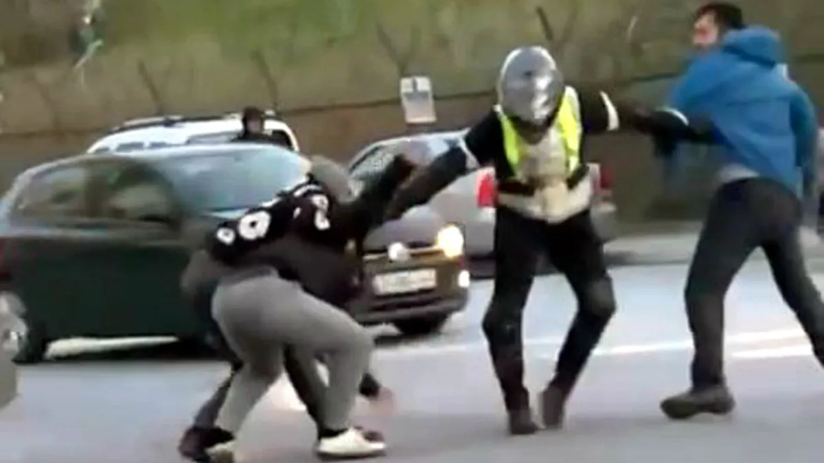 Esenyurt’ta otoparkta şoke eden kavga: Çevredekiler ayırmaya çalıştı Esenyurt’ta otoparkta şoke eden kavga: Çevredekiler ayırmaya çalıştı