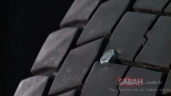 Çivi giren lastiği böyle tamir etti! Lastikçiye gitmekten kurtuldu