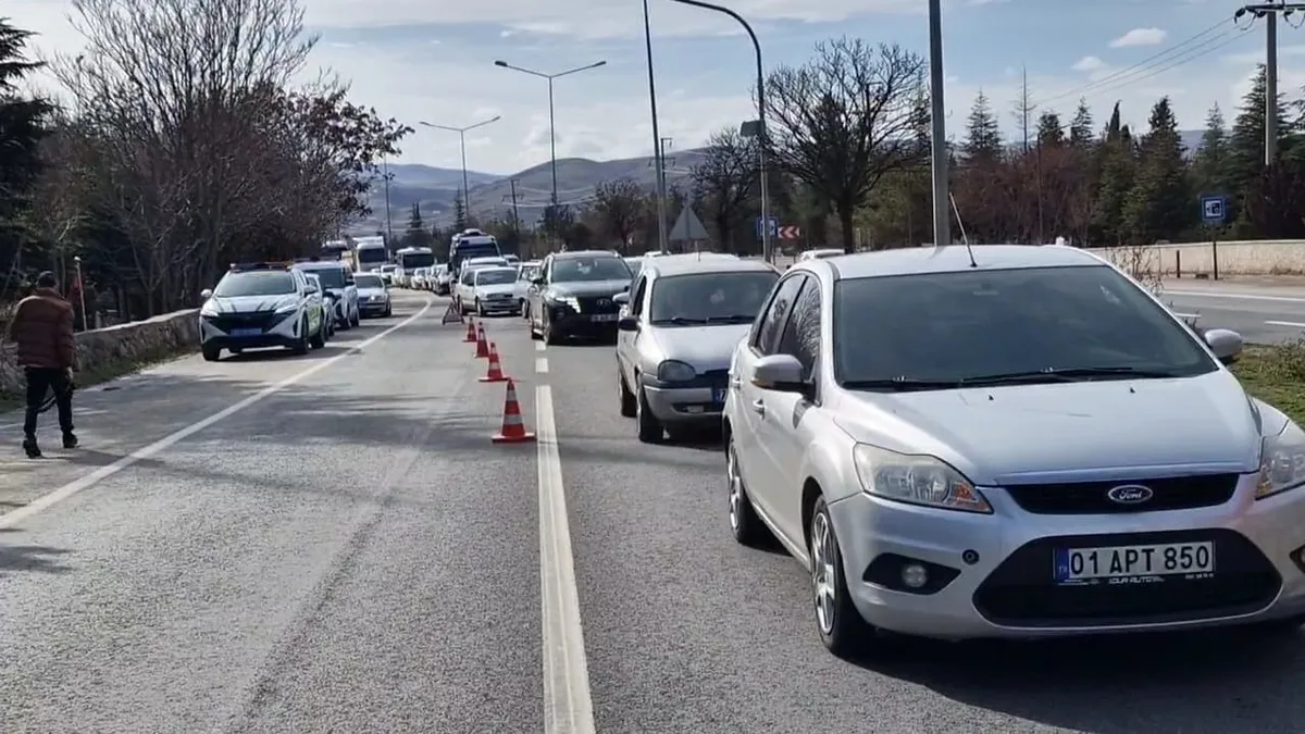 3 araç birbirine girdi: 1’i ağır 2 yaralı 3 araç birbirine girdi: 1’i ağır 2 yaralı