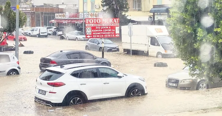 Bir saatlik yağış hayatı felç etti