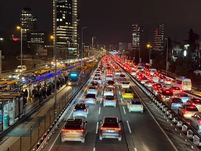 son-dakika-istanbulda-trafik-kilit-harita-kirmiziya-dondu-yogunluk-yuzde-90a-dayandi-1769787532770.jpg