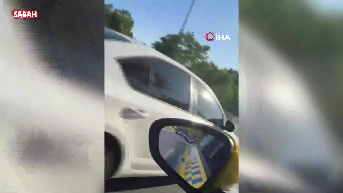 Taksi şoförünün aracını tekmeledi! Fatih’te trafikte magandalık yapan şahıs tutuklandı: Saldırı anı kamerada videosunu izle Taksi şoförünün aracını tekmeledi! Fatih’te trafikte magandalık yapan şahıs tutuklandı: Saldırı anı kamerada videosunu izle