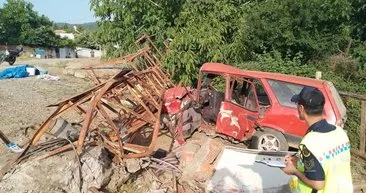 Çanakkale’de otomobil direğe çarptı: 2 ölü!