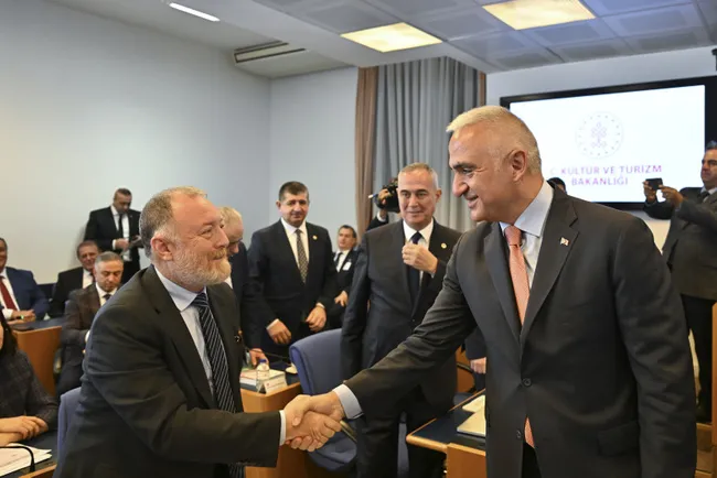 kultur-ve-turizm-bakani-ersoy-turizm-gelirimiz-ilk-9-ayda-42-milyar-dolar-olduyaklasik-160-yil-once-yabanci-he-1700047997221.jpg