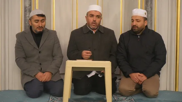 regaip-kandili-munasebetiyle-vatandaslar-dua-edip-namaz-kildi-1705007382016.jpg