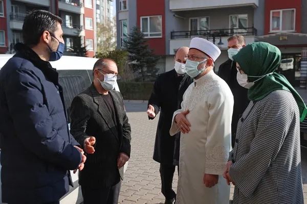 diyanet-isleri-baskanindan-basak-cengizin-ailesine-ziyaret-1637582344938.jpg