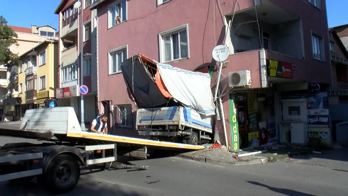 Üsküdar’da korkutan kaza: Kamyonet iş yerine girdi!