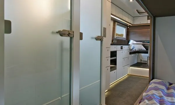 Zırhlı kamyondan lüks rezidans yaptılar!