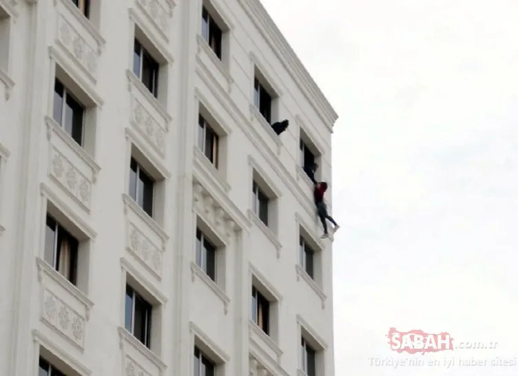 7’nci katta intihara kalkışan kadını polis son anda yakalayıp, kurtardı