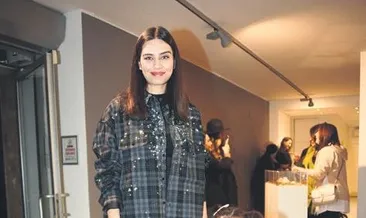 Kızıyla sergi gezdi