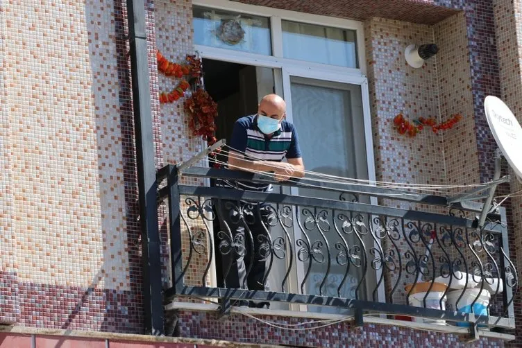 Ne yaptıysa olmadı... Evinin önüne çöp bırakan komşularına karşı nöbet tutuyor!