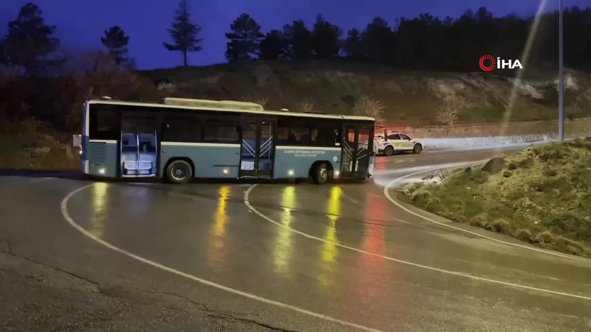 Kayseri’de alkollü bir şahıs çaldığı halk otobüsüyle kaza yaptı | Video videosunu izle Kayseri’de alkollü bir şahıs çaldığı halk otobüsüyle kaza yaptı | Video videosunu izle