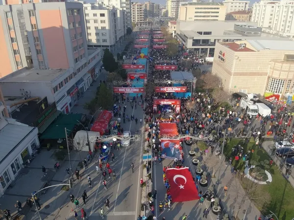 gazi-yari-maratonu-ve-halk-kosusu-16-bin-300-kisi-sehitler-icin-kostu-1702805609154.jpg