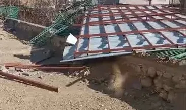 Adıyaman’da şiddetli rüzgar ulaşımı aksattı: Ağaçları devirdi çatıları uçurdu! #adiyaman