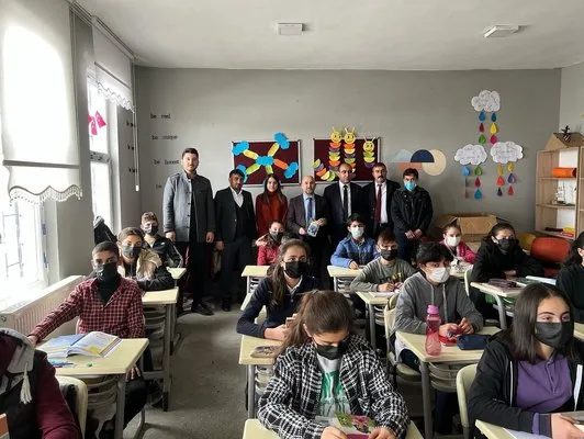 Selim Belediyesi’den okullara kitap desteği