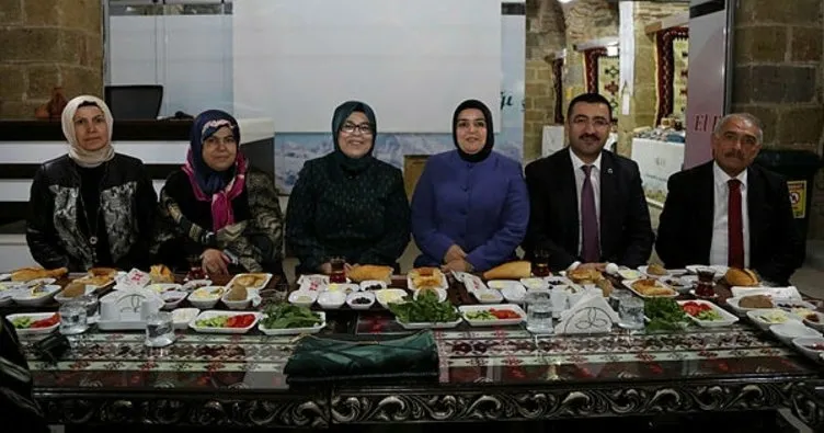 Niğde Belediye Başkanı Özkan, kadın kolları üyeleriyle bir araya geldi