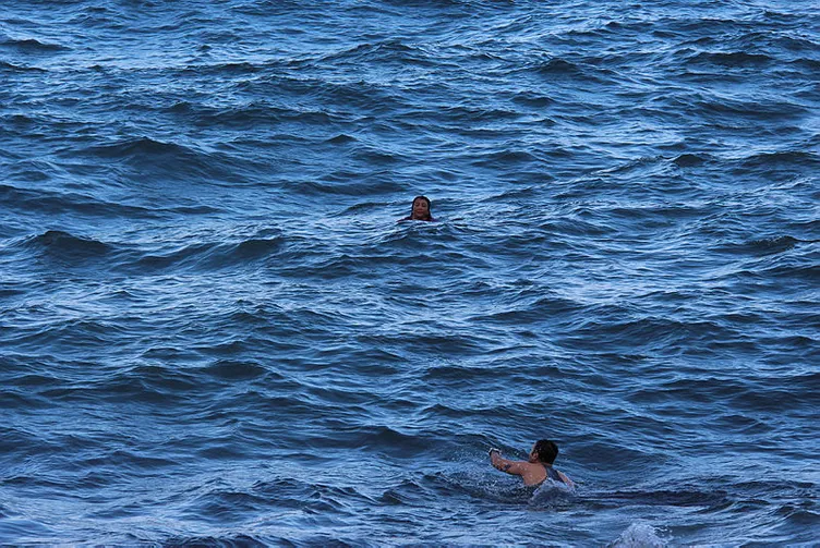 Psikolojik tedavi gördüÄü iddia edilen kadın Trabzon'da buz gibi suya atladı!