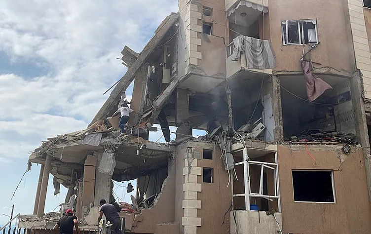 Siyonist İsrail sınır tanımıyor! BM barış gücüne saldırı sonrası gelen ateşkes taleplerini reddetti!