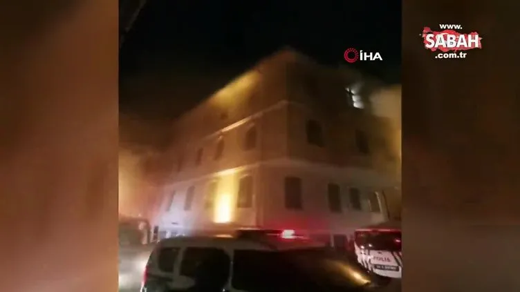 Fatih'te 4 katlı binada çıkan yangında 2 kişi dumandan etkilendi