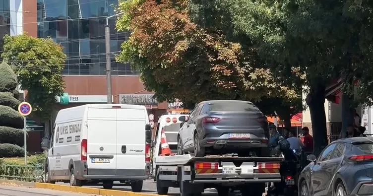 Hatalı park cadde trafiğini kilitledi