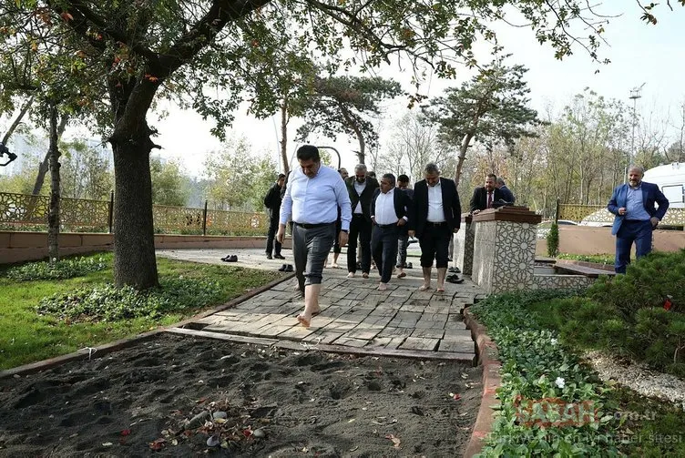 İstanbul Esenler’de 15 Temmuz Millet Bahçesi içerisinde açılan parkurda çıplak ayakla yürünüyor