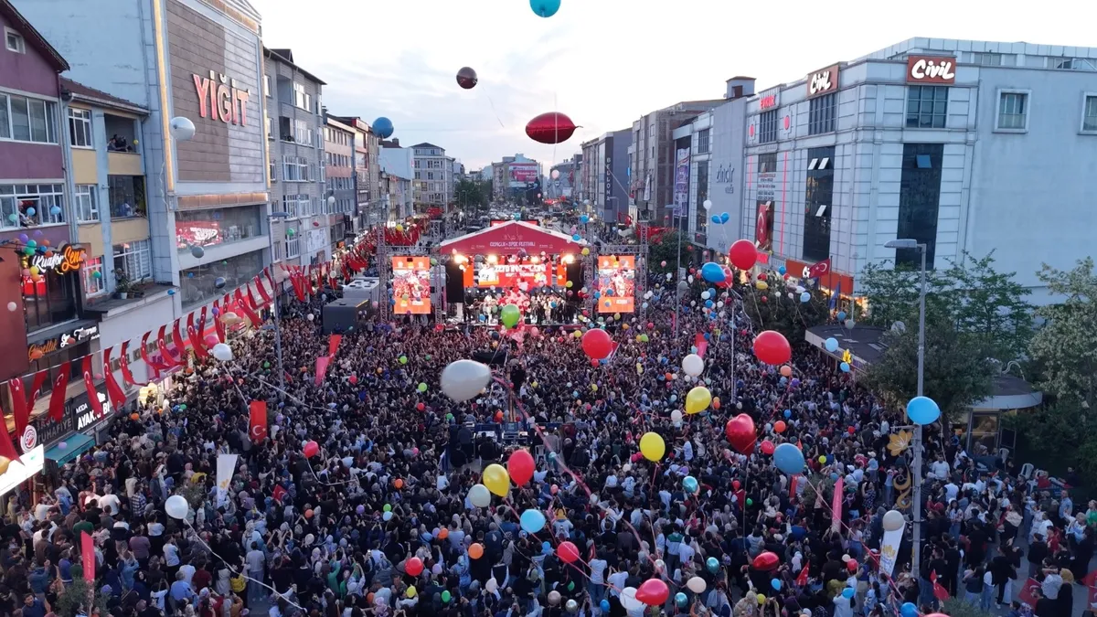 Sultanbeyli’de kanseri yenen Zeyd için binlerce balon gökyüzüne bırakıldı Sultanbeyli’de kanseri yenen Zeyd için binlerce balon gökyüzüne bırakıldı