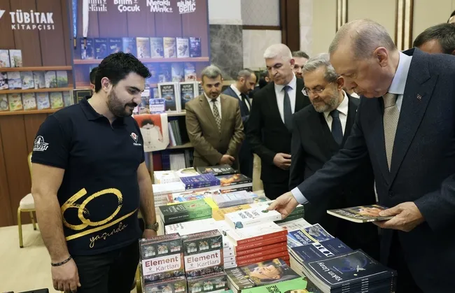 baskan-erdogan-cumhurbaskanligi-kulliyesindeki-kitap-fuarini-gezdi-1741291445120.jpg