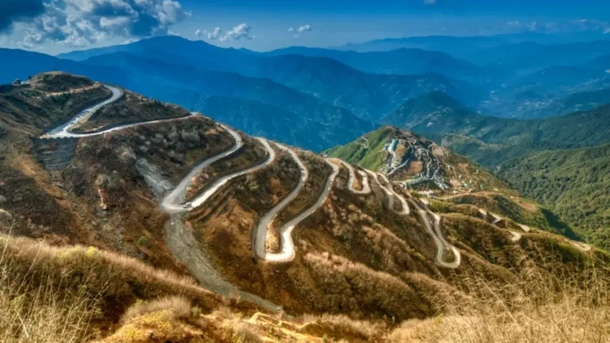 Uçurum kenarındaki keskin virajların havadan görünümü