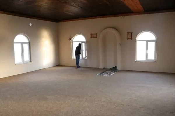 Gölün ortasındaki cami ibadete açıldı