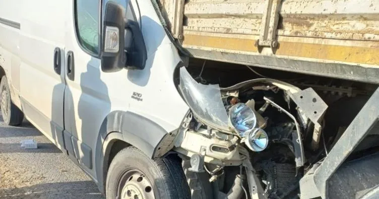 Ticari araç, kamyona ok gibi saplandı! 2 kişi hayatını kaybetti
