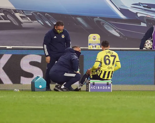 son-dakika-mesut-ozilden-sakatlik-aciklamasi-cok-uzgunum-1614935579417.jpg