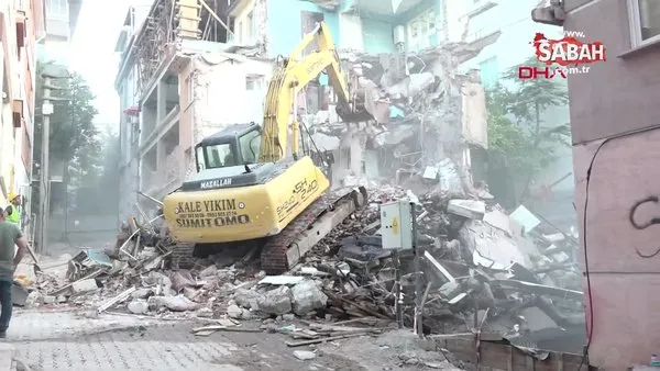 Eskişehir'de, 2 inşaat arasındaki 3 katlı kerpiç bina çöktü | Video