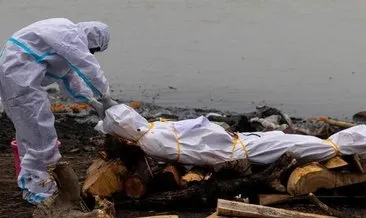 Hindistan’da Covid-19’dan ölen hastanın cansız bedeninin nehre atıldığı anlar ortaya çıktı