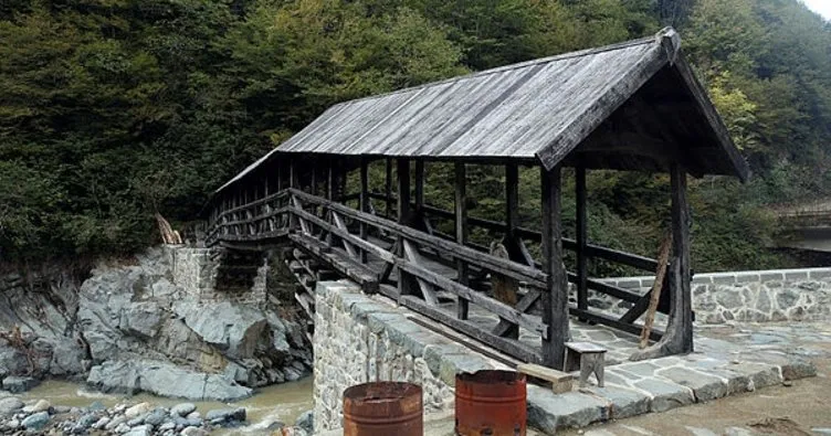 Rize’de yağmurdan korumak için köprünün üzeri kapatıldı