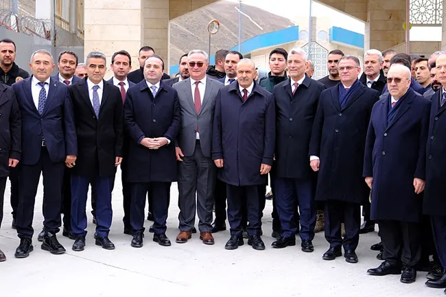bakan-bolat-irana-acilan-kapilarda-sorun-yok-1775142692025.jpg Bakan Bolat: