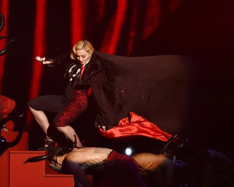 Madonna sahnede düştü