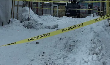 Çatıdan üzerine kar düştü