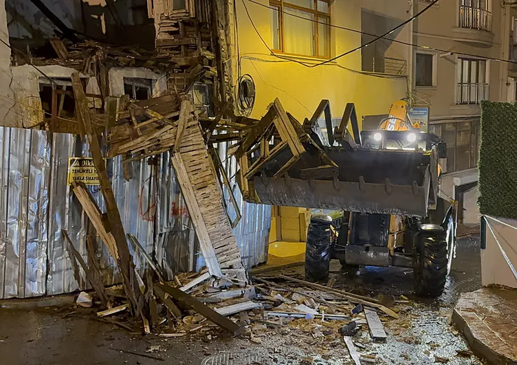 Beyoğlu’nda bir binada kısmi çökme meydana geldi!
