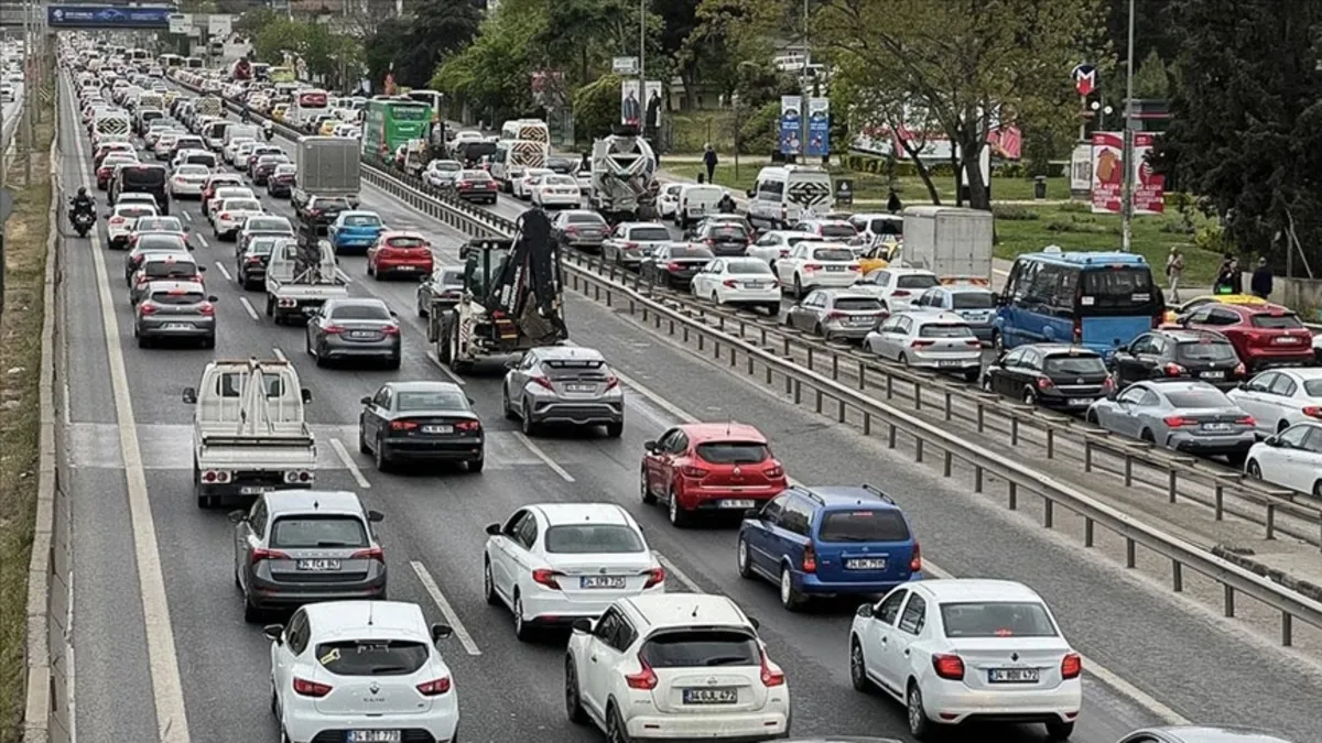 İstanbul’da trafik felç! Araçlar güçlükle ilerliyor İstanbul’da trafik felç! Araçlar güçlükle ilerliyor