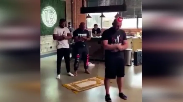ABD'li Boksör Mike Tyson ile İsveçli Boksör Badou Jack beraber namaz kıldıkları video olay oldu | Video
