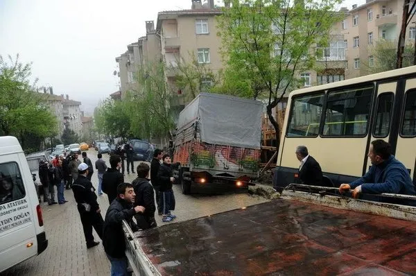 Yol araçları yuttu