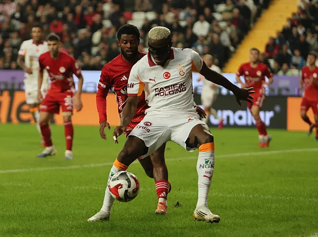 canli-galatasaray-antalyaspor-deplasmaninda-goller-arka-arkaya-geldi-1765648455713.jpg